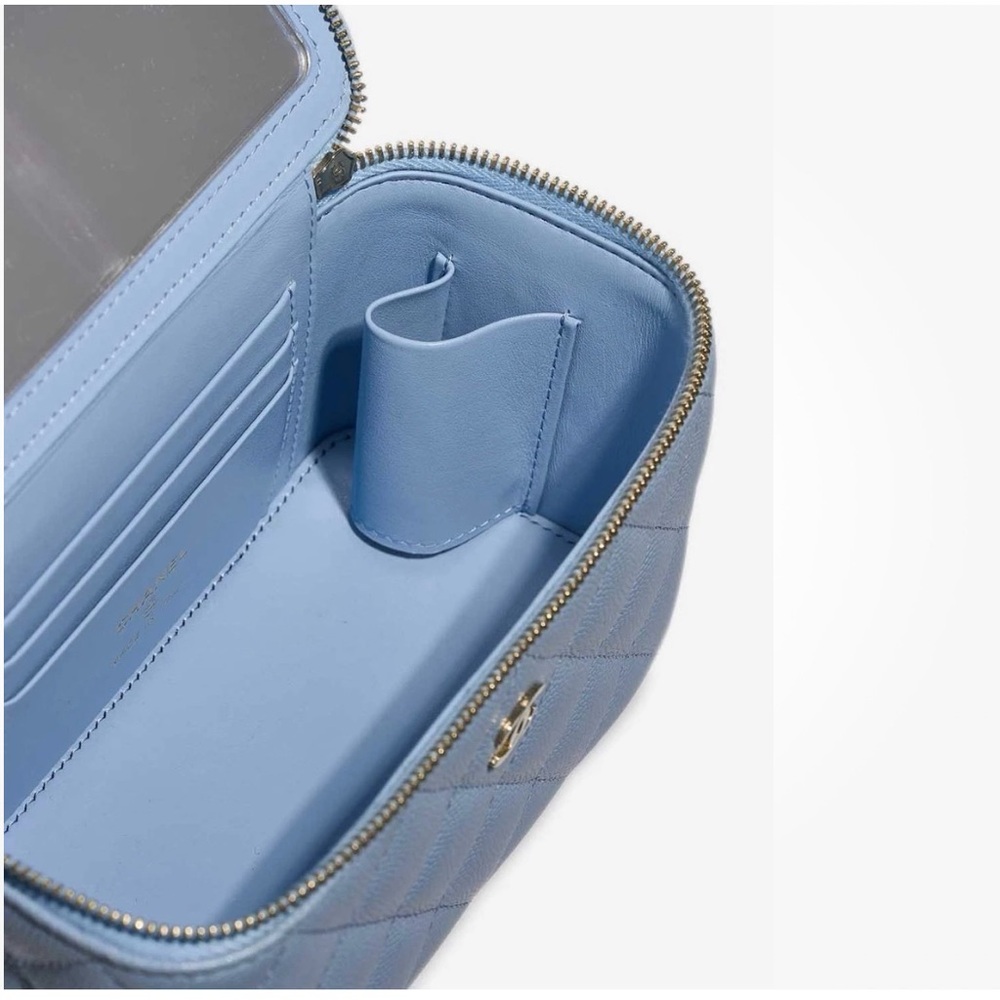 CHANEL Blue vanity bag - Picture 3 of 7
